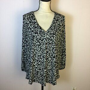 Two by Vince Camuto Blouse Top Size L Womans Black White Floral V-neck Stretch